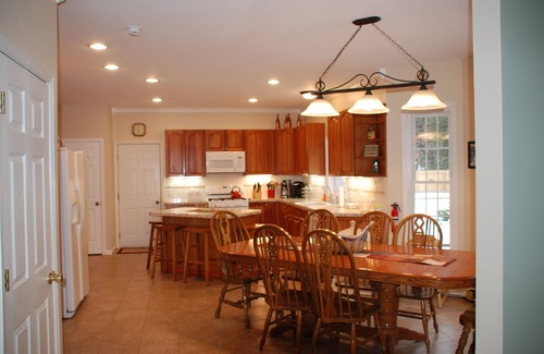 Warrensburg House | Exclusive Hotel with Private Pickleball Court & Ocean Views