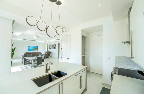 Discovery Bay Villa | New Family-Friendly Villa with Private Pool by the Canal