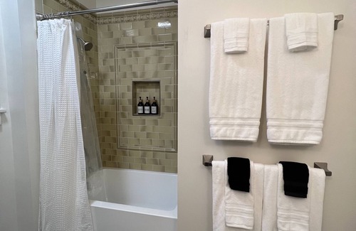 Colfax Apartment | Historic Colfax 2BR Apartment with Breakfast & Guest Rated 9.8