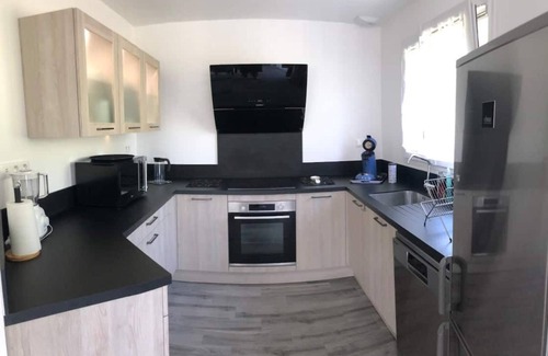 La Brionne House | New Bungalow with Ocean View, Pool & Private Parking