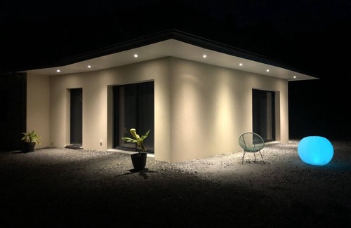 La Brionne House | New Bungalow with Ocean View, Pool & Private Parking