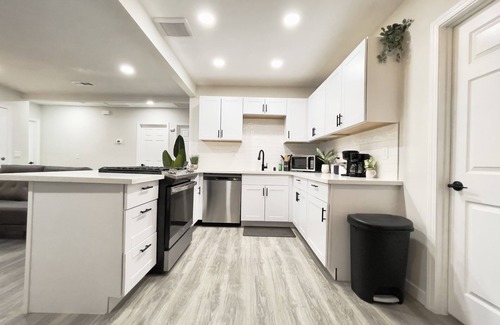 Lancaster House | Premier 3 BR Retreat with Spa, Hot Tub & Gated Parking