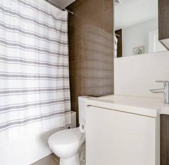 Toronto Entertainment District Apartment | New Downtown Toronto 3 BR with Free Parking & Pool