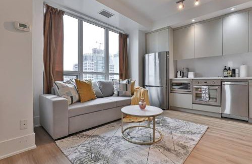 Toronto Entertainment District Apartment | New Downtown Toronto 3 BR with Free Parking & Pool