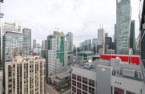 Toronto Entertainment District Apartment | New Downtown Toronto 3 BR with Free Parking & Pool