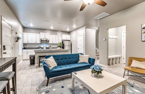 Midwest City House | Modern 3B/2.5B Retreat in the Heart of MW City