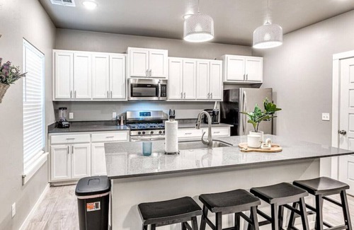Midwest City House | Modern 3B/2.5B Retreat in the Heart of MW City