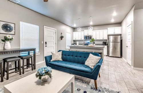 Midwest City House | Modern 3B/2.5B Retreat in the Heart of MW City