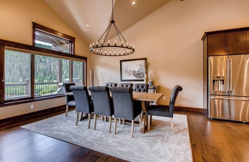 River Run House | Inviting 3Bdr Home with Fireplace & Mountain Views