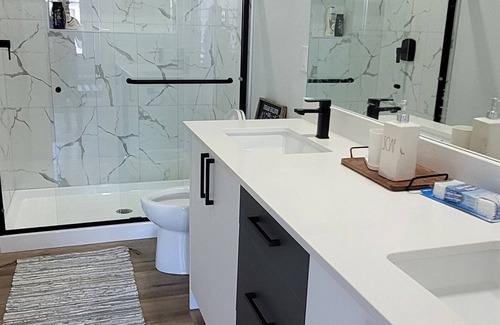 Southwest Edmonton House | Modern 3-Bedroom Home Near Airport with Fireplace & Netflix