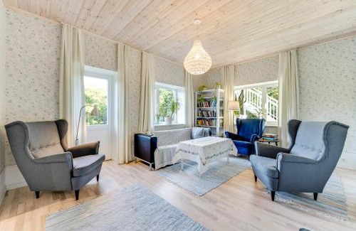 Kesklinn Apartment | Family-Focused 3BR Home with Expansive Garden Retreat