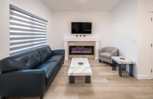 Lynnwood Ridge House | NEW! 3BR Family w Yard - Sleeps 8, FREE Banff Pass, Wine, Netflix & Parking! LARGE GROUP OPTION, ASK US!