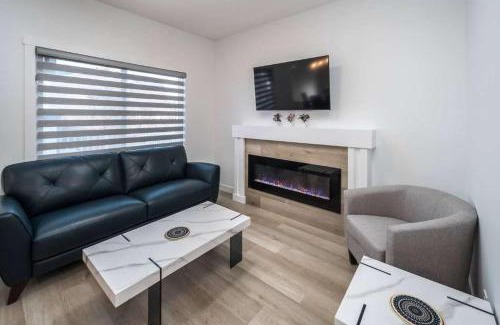 Lynnwood Ridge House | NEW! 3BR Family w Yard - Sleeps 8, FREE Banff Pass, Wine, Netflix & Parking! LARGE GROUP OPTION, ASK US!