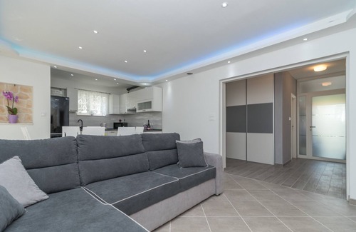 Trogir Apartment | Modern 4* Apartment "Orto" with Pool in Trogir Center