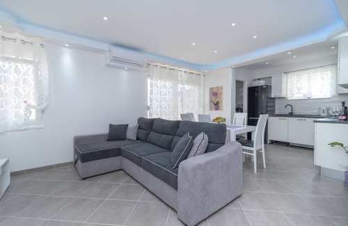 Trogir Apartment | Modern 4* Apartment "Orto" with Pool in Trogir Center