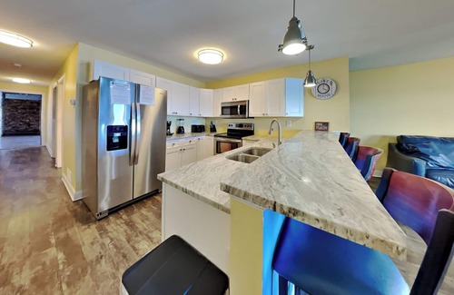 Put-in-Bay Condo | Spacious 4 Bedroom Condo with Pool and Lake View