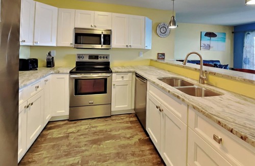 Put-in-Bay Condo | Spacious 4 Bedroom Condo with Pool and Lake View