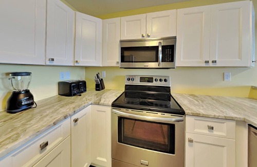 Put-in-Bay Condo | Spacious 4 Bedroom Condo with Pool and Lake View