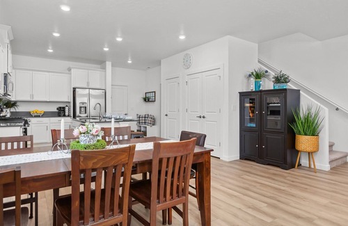 Eagle House | New 4-bedroom townhome w/Pool and 2 car garage in welcoming Eagle with AC, WiFi.