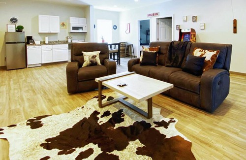 Maxwell House | Family-Friendly 4bd Suite Near Downtown East Nashville