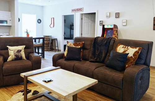 Maxwell House | Family-Friendly 4bd Suite Near Downtown East Nashville