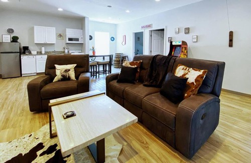 Maxwell House | Family-Friendly 4bd Suite Near Downtown East Nashville