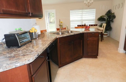 Ocala House | New 4 Bedroom Retreat with Pool near Downtown, Rated 10/10