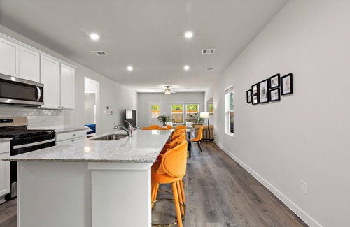 Magnolia House | NEW 4BR Retreat with Game Room + 75” TV Near The Woodlands Trails & Shops