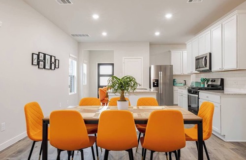 Magnolia House | NEW 4BR Retreat with Game Room + 75” TV Near The Woodlands Trails & Shops