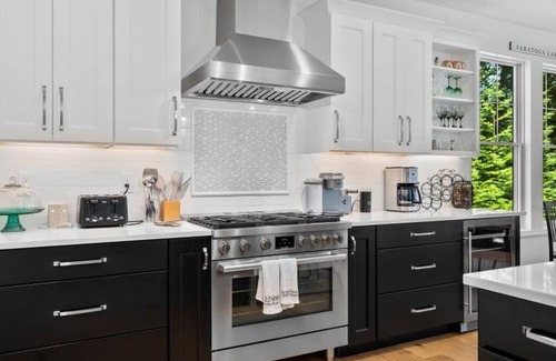 Saratoga Springs House | Impeccable 5BR Home with Pool Access Near Saratoga Lake