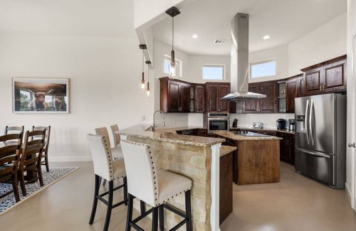 Dripping Springs House | Exclusive 5 Star Hill Country Retreat with Spa & Pool