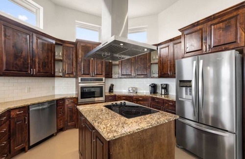 Dripping Springs House | Exclusive 5 Star Hill Country Retreat with Spa & Pool