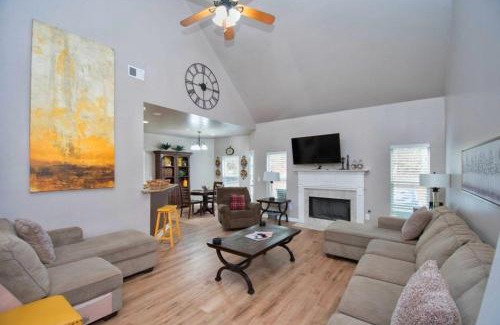 Cliftondale House | Elegant 5-Star Home for Groups Near Airport with Kitchen
