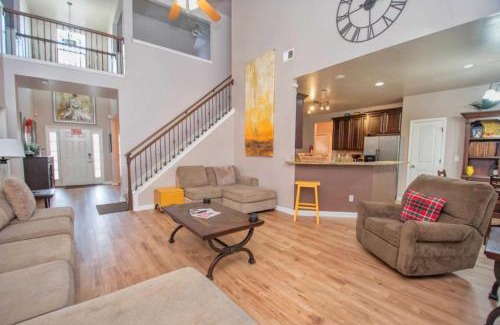 Cliftondale House | Elegant 5-Star Home for Groups Near Airport with Kitchen