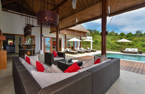 Temukus Villa | New 5-Star Villa Overlooking Bali Sea with Pool & Spa