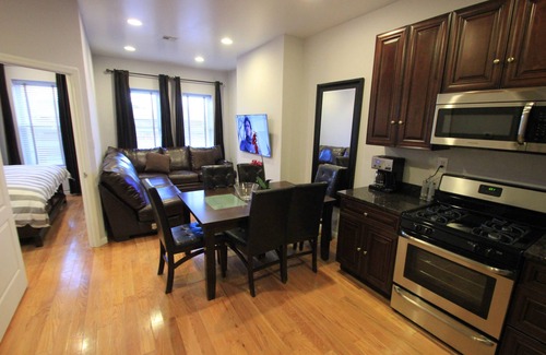 Bedford-Stuyvesant House | Spacious 6 Bedroom Duplex Near Train to Manhattan