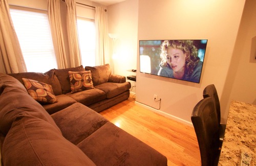 Bedford-Stuyvesant House | Spacious 6 Bedroom Duplex Near Train to Manhattan