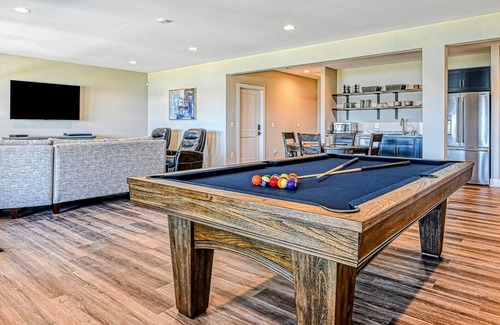 Mineral House | NEW 7BR Lakefront Lake Anna, Boat Dock, & Hot Tub