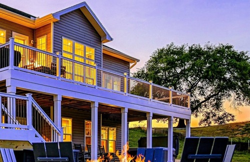 Mineral House | NEW 7BR Lakefront Lake Anna, Boat Dock, & Hot Tub