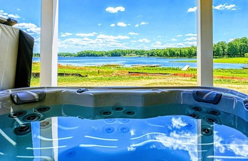 Mineral House | NEW 7BR Lakefront Lake Anna, Boat Dock, & Hot Tub