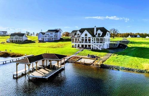 Mineral House | NEW 7BR Lakefront Lake Anna, Boat Dock, Deck Views
