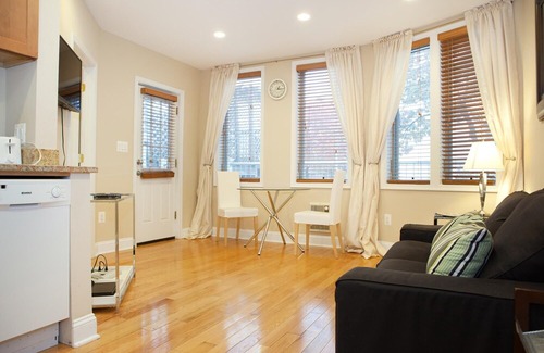 Lanier Heights Apartment | New Adams Morgan 1br, easy to Dupont, Wooldey Park, White House, metro