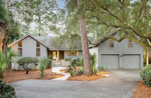 Vanderhorst Plantation House | Inviting Beachside Retreat with Lagoon & Golf Course Views
