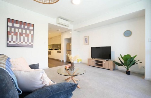 Wentworth Point Apartment | Charming One Bedroom Apartment in WWP with Great Amenities