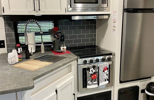 Seaboard Industrial House | Exciting 2 Bedroom Disney Camper for Your Adventure!