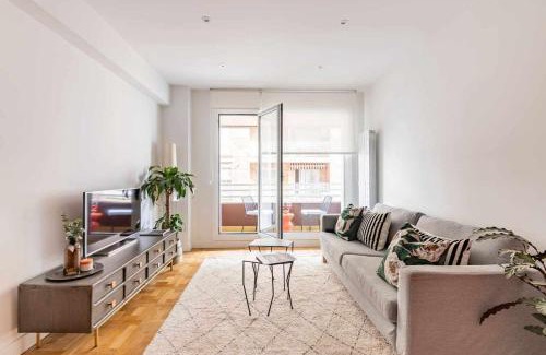 San Sebastian Apartment | Relaxing New Amara Suite for Friends & Families with Parking