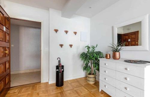 San Sebastian Apartment | Relaxing New Amara Suite for Friends & Families with Parking