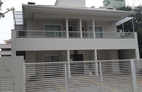 Bombas House | Cozy Beachside Apartment with Pool and Ocean Views