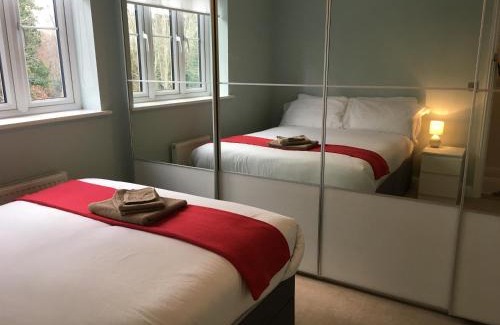 Andover House | Modern Comfort with Parking for Family-Friendly Stays