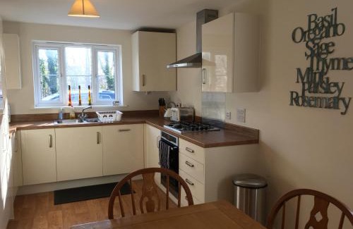 Andover House | Modern Comfort with Parking for Family-Friendly Stays